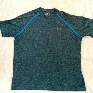 Men’s Under Armour HeatGear short sleeve 100% polyester shirt. Size XL